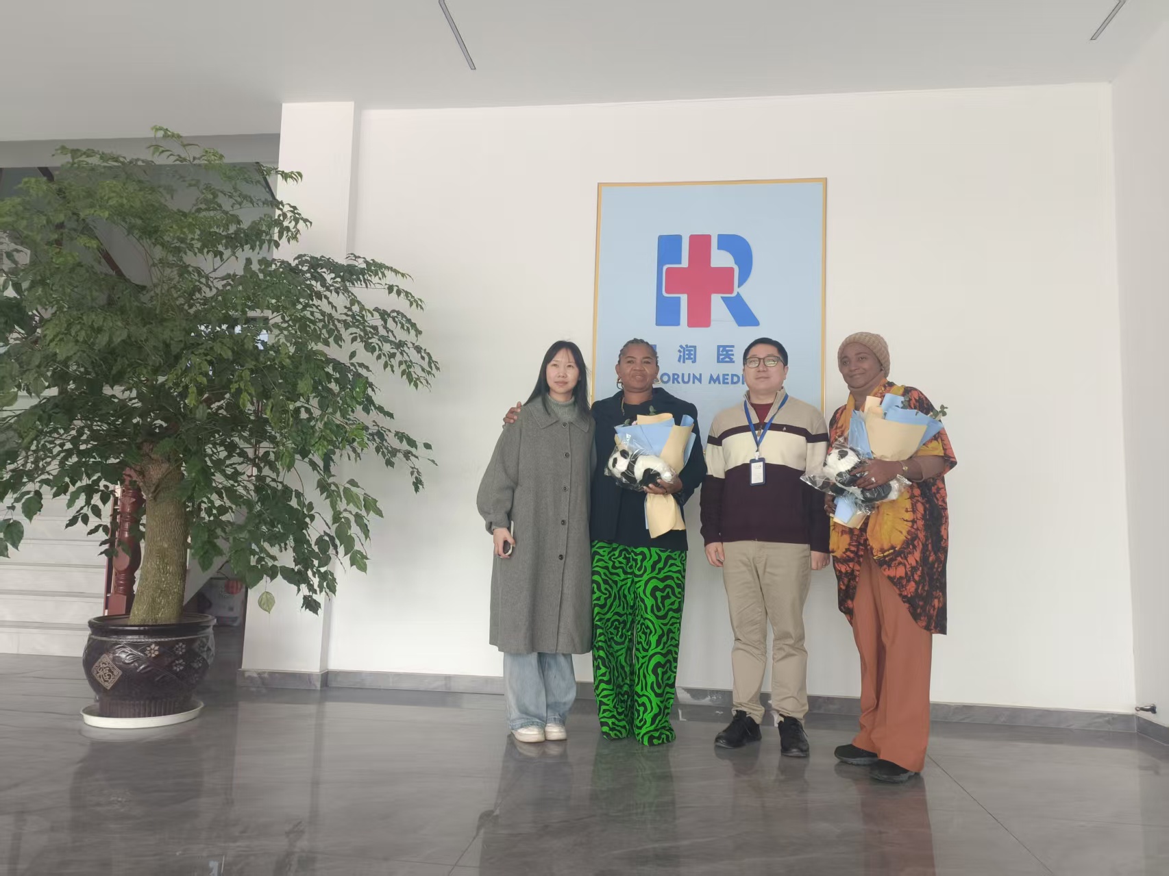 Delegasi dari Kementerian Kesehatan Nigeria mengunjungi Haoron Medical Products Co., Ltd. untuk inspeksi dan peninjauan.