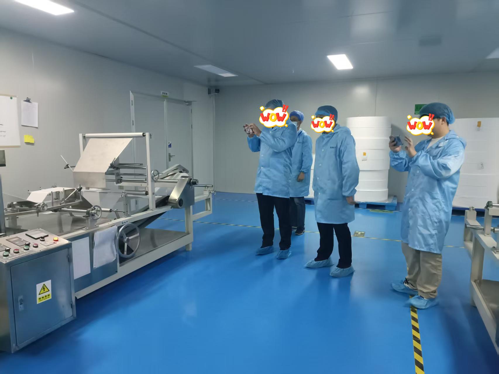 Direktur Pembelian Distributor Produk Kesehatan Hewan Besar Eropa Mengunjungi Perusahaan Kami untuk Inspeksi dan Negosiasi
